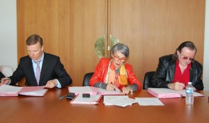  Yann Bubien, directeur général du CHU d’Angers,  Christiane Coudrier, directeur général du CHU de Nantes, et le professeur François-Régis Bataille, directeur général de l’Institut de Cancérologie de l’Ouest (ICO) ont signé à Nantes la convention constitutive du nouveau groupement de coopération sanitaire (GCS) dénommé Institut régional de cancérologie Angers / Nantes (Ircan).