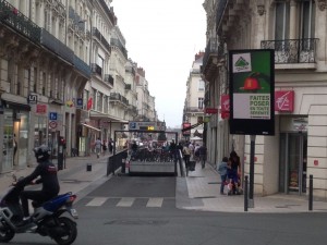 Un panneau publicitaire lumineux installé proche de la Place du ralliement à Angers