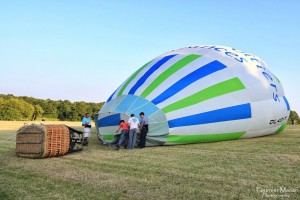 Archives Mario Fournier - Gonflage du ballon de Remi ouvrerd avant son premier envol d'entrainement.