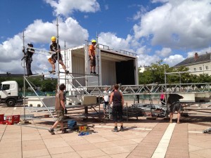 Credit Jo Bithume, La compagnie angevine s'installait ce matin pour 3 semaines de montage et répétition place Leclerc avant les Accroche-Coeurs