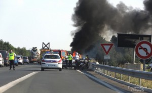 Crédit Mario Fournier - Arrivée des secours sur l'A87 et prise en chargé de la personne handicapé