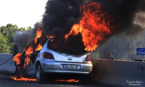 Crédit Mario Fournier - Le véhicule de la personne handicapé en feu sur l'A87