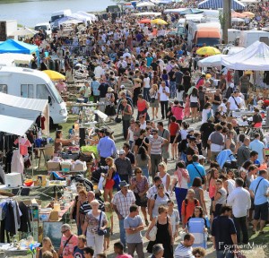 Credit Mario Fournier - Du monde au vide-grenier de Bouchemaine