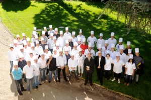 Credit CG49 - 96 chefs et seconds de cuisine des divers collèges du Maine-et-Loire étaient à l'honneur ce matin pour la création d'un livre-recette