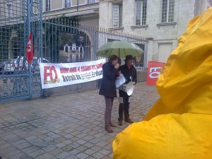 AM - Dévant la Préfecture de Maine-et-Loire, ils manifestent contre les rythmes scolaires