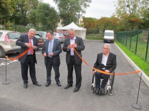 Crédit ALM/ Inauguration du parking de la halte ferroviaire de Briollay en présence de Gilles Bontemps, vice-président du Conseil régional des Pays de la Loire en charge des transports, de Jean-Claude Antonini, Président d’Angers Loire Métropole, et d’André Marchand, maire de Briollay.