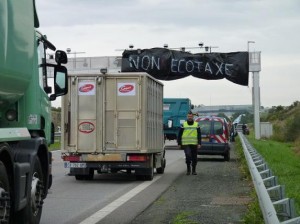 Credit Agri49/ Une opération coup de poing des agriculteurs non loin de cholet pour demander la suppression de l'écotaxe