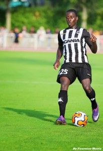 Arnold Bouka-Moutou et Angers SCO reprennent la deuxième place du classement grâce à cette victoire.