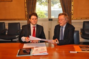 Luc Belot et Eric Groud signant la convention de partenariat