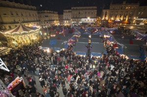 Crédit Ville d'Angers/ Thierry Bonnet .vue en plongée sur la foule et sur les chalets du marché de Noël