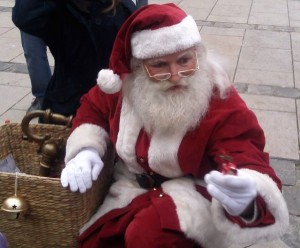 DR - Le Père Noel a fait son apparition à Angers au jardin du Mail 