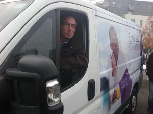 Jean-Luc Rotureau avec son véhicule de campagne ce matin.