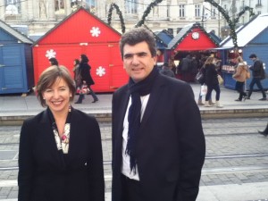 GH- Laurent Gerault et Katarzyna Barska-Alibert devant le Marché de Noel à Angers