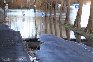 Archives Mario Fournier. Ici, la Maine déborde rue de haute-réculée à Angers