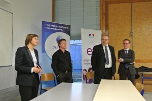 de gauche à droite, mme Fabienne Guérin, DRH Technitoit, Romain Blavet, responsable compagnons du devoir, Christian Boucard, directeur territorial Pôle emploi Loire-Atlantique et Jean-Gabriel Delacroy, sous-préfet de Loire-Atlantique.