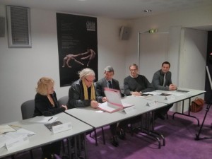 signature de la convention de mécénat avec La Compagnie de Phalsbourg – L'Atoll. Sont présents sur la photo (de g. à d.) : Monique Ramognino (Première adjointe au Maire - Angers), François Chopin (président CNDC), Jean–Sylvain Camus (Directeur communication Cie de Phalsbourg), Robert Swinston (directeur artistique CNDC), Raphaël Chevreul (directeur Atoll)