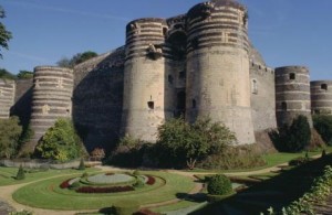 DR- Le chateau d'Angers et ses douves fleuries