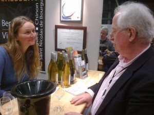 Credit AM - Stephen Wright à la rencontre d'un viticulteur primé Ligers 2013, au salon des Vins de Loire 