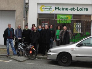 Les membres d'EELV Angers devant leur permanence.