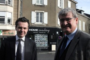 Christophe Béchu et Jean-Marc Verchere, ce matin à Angers , Place du Lycée.