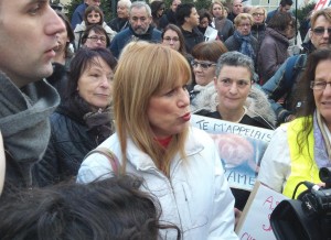 La chanteuse Stone à Angers parmi les manifestants en soutien au chat Caramel 