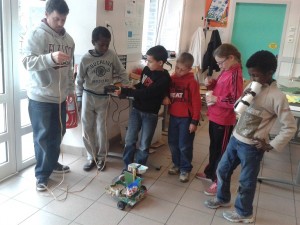 Les élèves de L'école François Raspail, du CE2 au CME, qui contruisent leur robot "Zinzin".