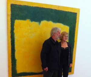 Claude Poitevin et Monique Ramognino devant l'oeuvre de l'artiste