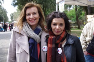 Crédit Secours populaire.Angers. Valérie Trierweiler et Saïda Jawad chassent les oeufs avec les enfants