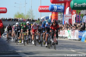 Credit CG72 - L'arrivée du peloton du circuit de la Sarthe pays de Loire aujourd'hui devant le Quai