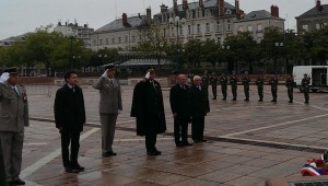 Crédit Photo : Thomas Gaté - Le maire d'Angers, Christophe Béchu, se recueillait pendant la Marseillaise.