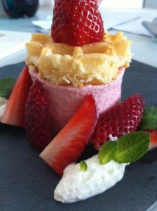 Bavarois au fraises accompagné de Chantilly et gaufre