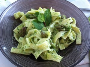 Tagliatelle au pesto frais et pointes d'asperges de saison.