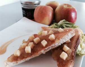 Toastes, compote de pomme vanillée, brunoise de comté, et "Passion vinaigrée"