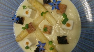 asperges anguille fumée de Loire, cédrat/bergamote, réalisée par le chef Thierry Michelet à "La Table d'Anjou".