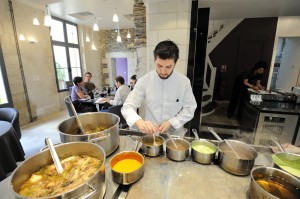 Credit Angers Loire Valley - Le Chef Richard Cerini devant son "piano"