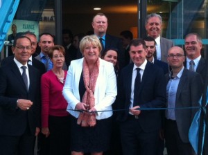 Légende de la photo : de gauche à droite : le président du Conseil général Christophe Gillet, la directrice Marché Particulier Anne-Marie Gascard, le directeur de l'agence Thierry Pezzali, et les membres de l'équipe de l'agence.