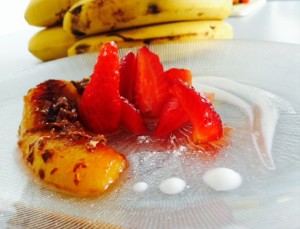 bananes flambées et fraises au sucre, fromage blanc