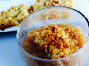 Verrine crumble noix de cajou, banane caramélisée vanille et cannelle.