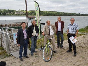 Credit CG49- Jacques Hy entourant les organisateurs de la Fête du Vélo.