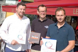 Credit AM. De gauche à droite Le responsable régional de Service en Tête  et les deux cafetiers Romain Crochard et Alex Degrave avec la plaque officielle Qualité Tourisme.