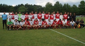 Credit SCA. Les joueurs de l'Intrépide d'Angers et du SCA avant la finale de la Coupe de l'Anjou