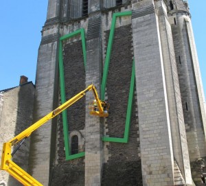 Credit Ville d'Angers - l'oeuvre de Nicolas Guiet sur la façade de la Tour Saint-Aubin.