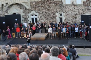 Nicolas Briançon, directeur artistique, entouré des équipes techniques, artistiques et administratives du festival ainsi que du collectif « marche pour la culture 49 »