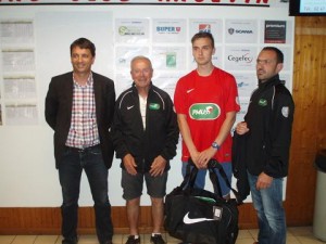 Photos : Remise de la dotation M Roussel PMU, Serge Alloend Bessand président, Simon Mahieux capitaine, Mickael Boussion entraineur.