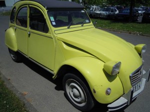 Le CHU d'Angers recycle ses mobylettes et sa 2 CV !