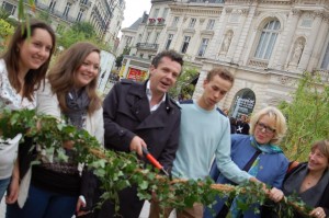 Credit AM - Christophe Béchu accompagné des étudiants, vainqueur de "Jardin d'Expression" et des élus angevins