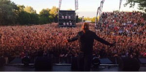 Capture Twitter - Ici Cauet avec les 25000 personnes du Nrj Music Tour à Trélazé