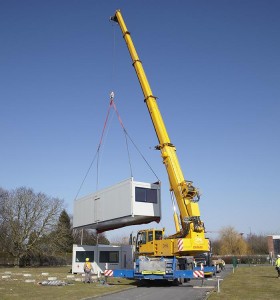 Ici, une salle de classe modulaire Portakabin livrée par une grue comme à Soulaine sur Aubance