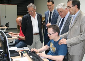 Rencontre entre les représentants du  Crédit Agricole et les travailleurs en  situation de handicap de l'ESAT chargés du  traitement des courriers de la banque  