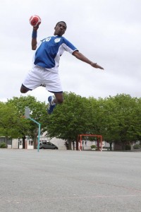 ici, Rivel Koussikana lors d'une séance photo, "Il portait tout mon équipement de handball sur la photo" se souvient Thomas notre stagiaire 